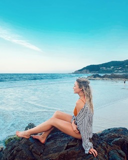 Katrina Bowden feet photo thumbnail