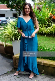 Sonakshi Sinha feet photo thumbnail