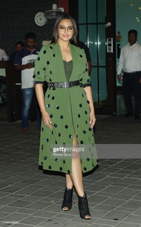 Sonakshi Sinha feet photo thumbnail