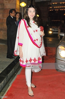 Karisma Kapoor feet photo thumbnail