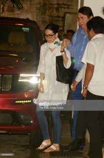 Karisma Kapoor feet photo thumbnail