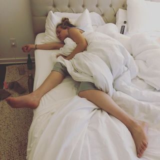 Kaley Cuoco feet photo thumbnail