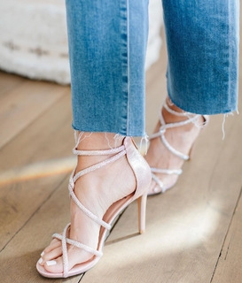 Daisy Fuentes feet photo thumbnail
