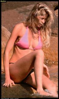 Elena Santarelli feet photo thumbnail