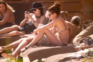 Sara Sampaio feet photo thumbnail