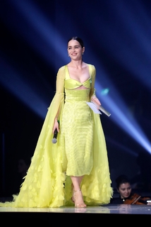 Emilia Clarke feet photo thumbnail