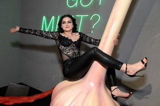 Ariel Winter feet photo thumbnail