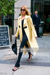 Rosie Huntington-Whiteley feet photo thumbnail