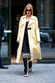 Rosie Huntington-Whiteley feet photo thumbnail