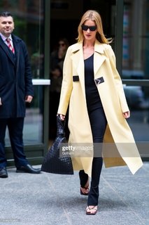 Rosie Huntington-Whiteley feet photo thumbnail