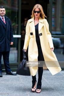 Rosie Huntington-Whiteley feet photo thumbnail