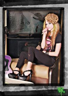 Avril Lavigne feet photo thumbnail