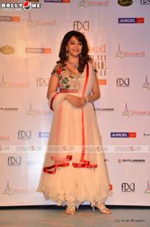 Madhuri Dixit feet photo thumbnail