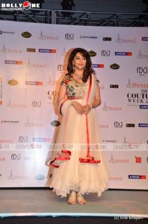 Madhuri Dixit feet photo thumbnail