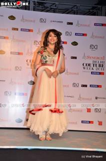 Madhuri Dixit feet photo thumbnail