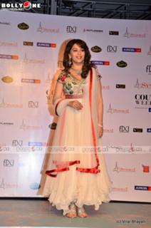 Madhuri Dixit feet photo thumbnail