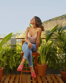 Anitta feet photo thumbnail
