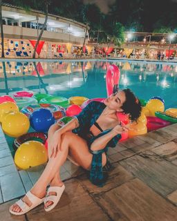 Kéfera Buchmann feet photo thumbnail