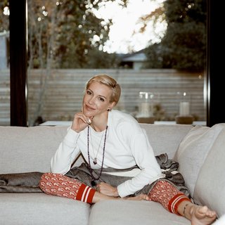 Katie Cassidy feet photo thumbnail