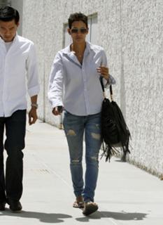 Halle Berry feet photo thumbnail