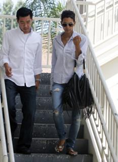 Halle Berry feet photo thumbnail