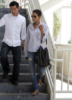 Halle Berry feet photo thumbnail