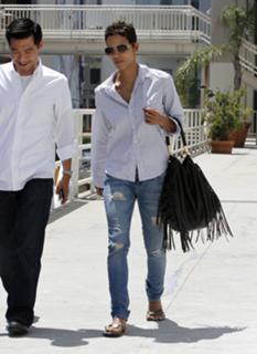 Halle Berry feet photo thumbnail