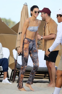 Kendall Jenner feet photo thumbnail