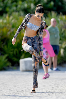 Kendall Jenner feet photo thumbnail