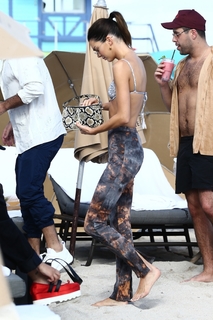 Kendall Jenner feet photo thumbnail