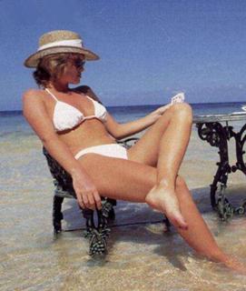 Amanda Holden feet photo 5