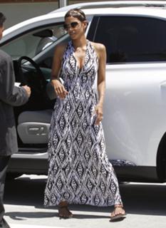 Halle Berry feet photo thumbnail
