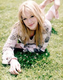 Hilary Duff feet photo thumbnail