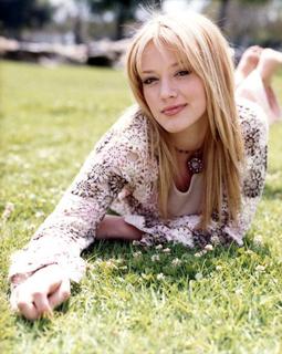 Hilary Duff feet photo thumbnail