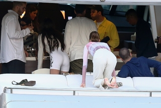 Kendall Jenner feet photo thumbnail