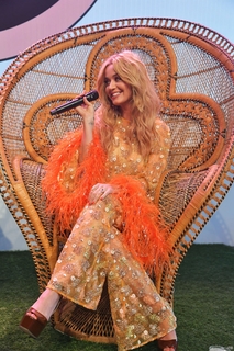 Katy Perry feet photo thumbnail