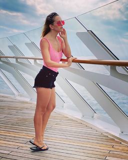 Luisana Lopilato feet photo thumbnail