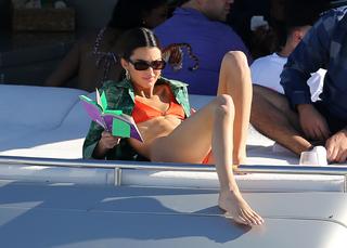 Kendall Jenner feet photo thumbnail