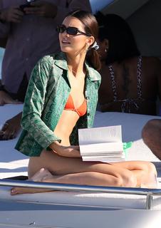 Kendall Jenner feet photo thumbnail