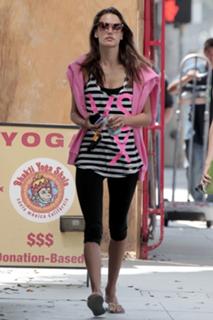 Alessandra Ambrosio feet photo thumbnail