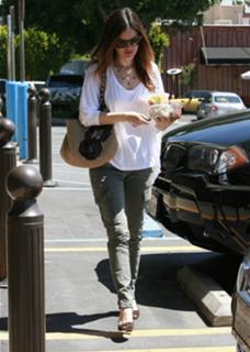 Rachel Bilson feet photo thumbnail