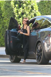 Mila Kunis feet photo thumbnail