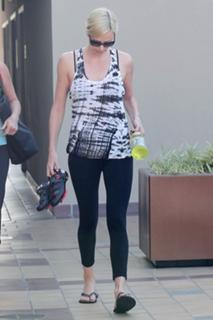 Charlize Theron feet photo thumbnail