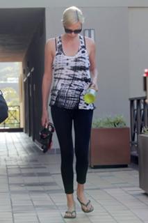 Charlize Theron feet photo thumbnail