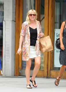 Kirsten Dunst feet photo thumbnail