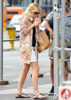 Kirsten Dunst feet photo thumbnail