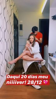 Larissa Manoela feet photo thumbnail