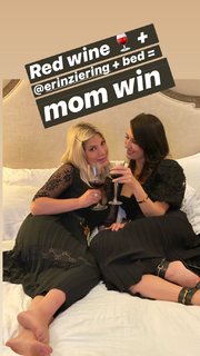 Tori Spelling feet photo thumbnail