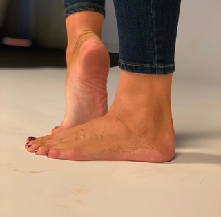 Kyle Unfug feet photo thumbnail