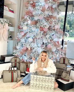 Khloé Kardashian feet photo thumbnail